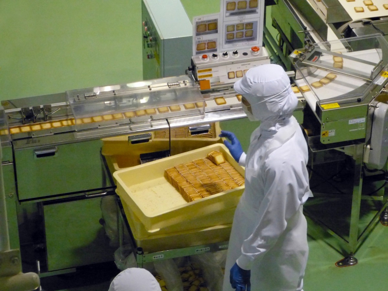 boutique-NICE-min_japan_sapporo_chocolate_factory_label_packaging_cookie_machine_operator-961505